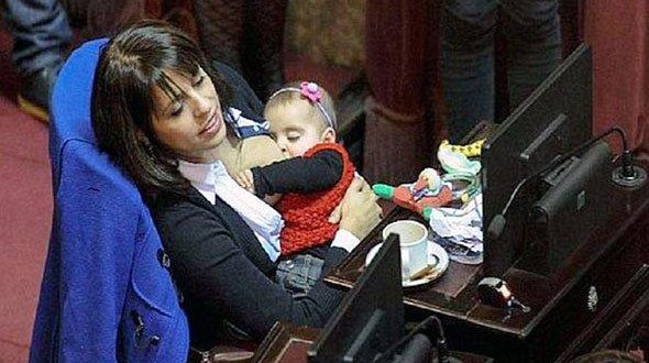 برلمانية ترضع طفلتها داخل المجلس تثير ضجة على شبكة التواصل الإجتماعى جريدة الأهرام الجديد 